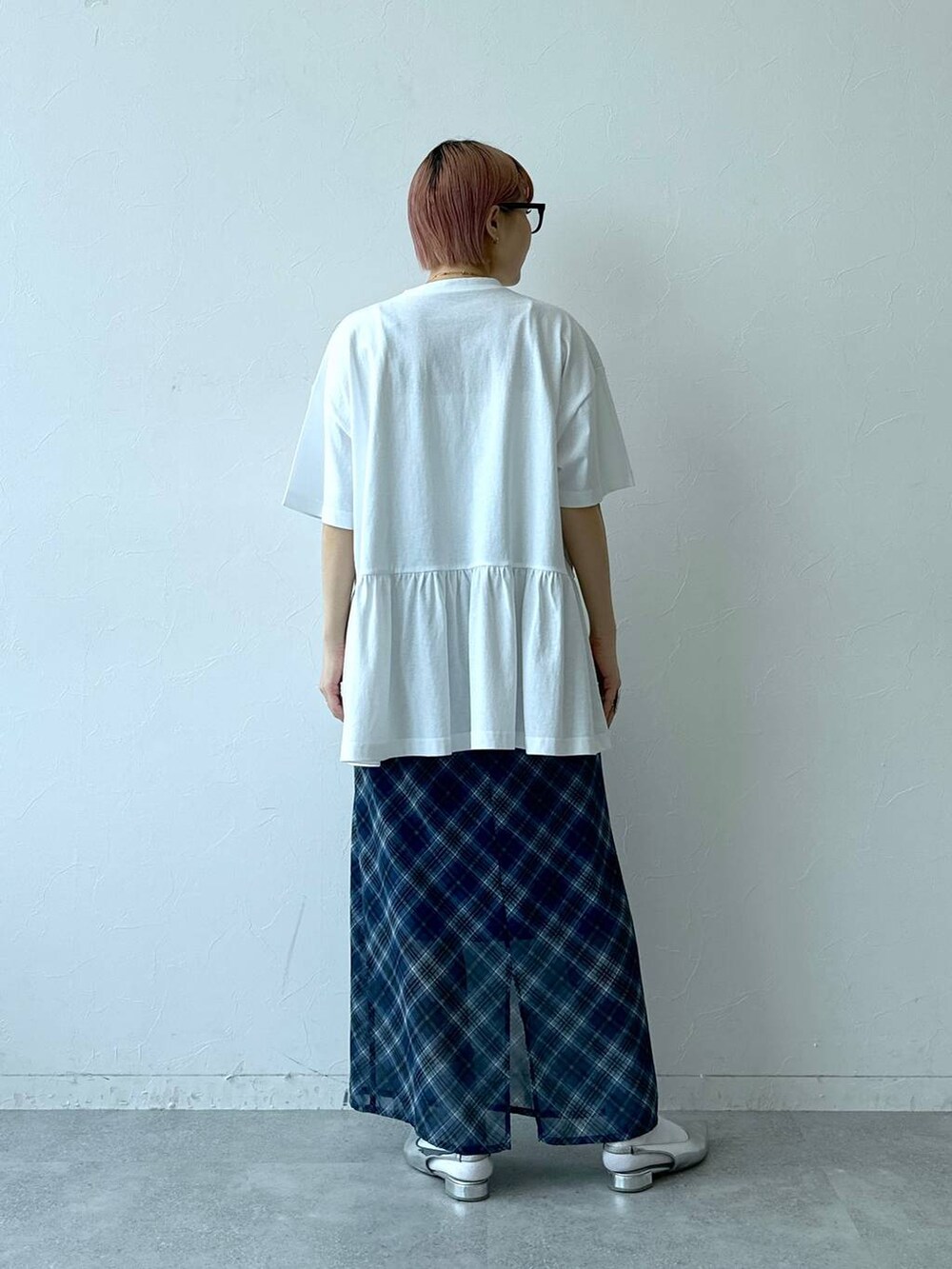 ブルー系のスカート、ホワイト系のTシャツ/カットソー、グレー系のメガネを着用したレディースの春コーディネートの6枚目の写真