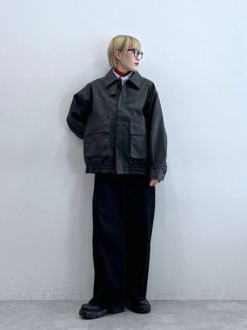 ブラック系のデニムパンツ、その他のローファー、ブラック系のブルゾンを着用したレディースの秋コーディネートの3枚目の写真