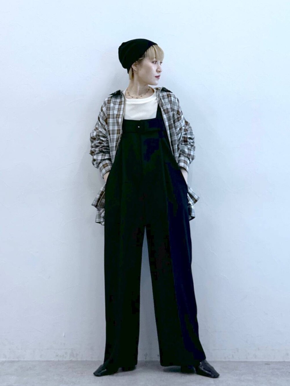 グレー系のシャツ/ブラウス、ブラック系のサロペット/オーバーオールを着用したレディースの冬コーディネートの5枚目の写真