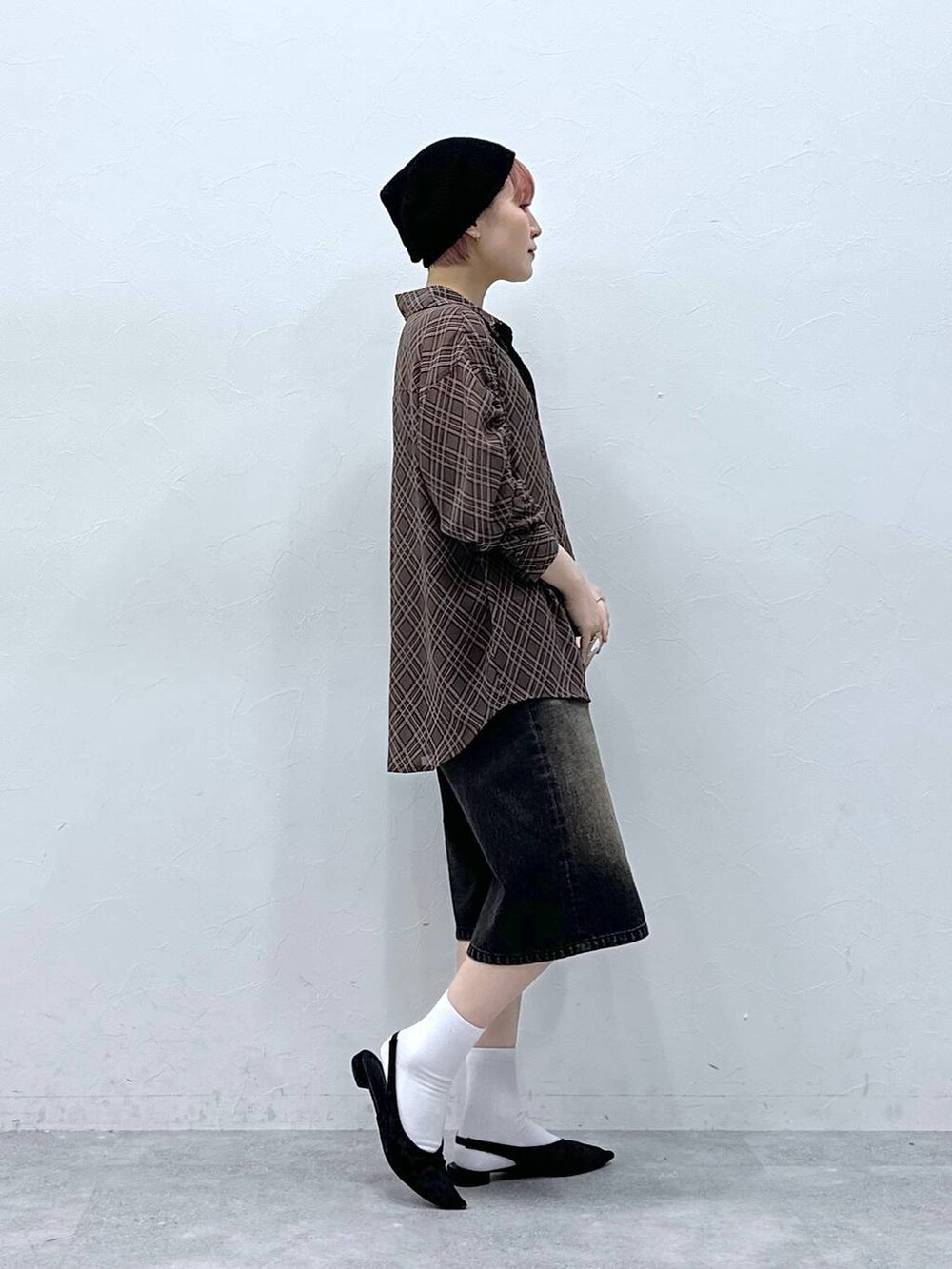 ブラック系のデニムパンツ、ブラウン系のシャツ/ブラウスを着用したレディースの春コーディネートの4枚目の写真
