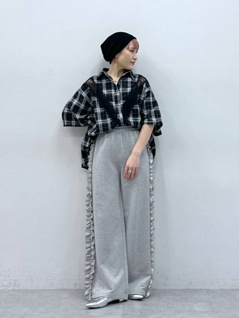 グレー系のスウェットパンツ、ブラック系のシャツ/ブラウス、ブラック系のニットキャップ/ビーニーを着用したレディースの冬コーディネートの2枚目の写真