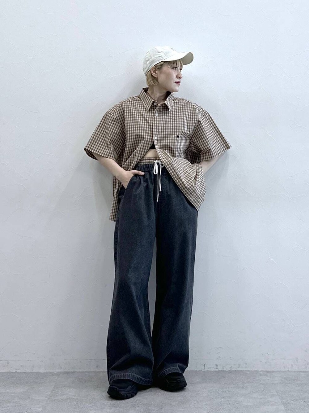 ベージュ系のその他パンツ、ベージュ系のシャツ/ブラウス、ホワイト系のキャップを着用したレディースの春コーディネートの2枚目の写真
