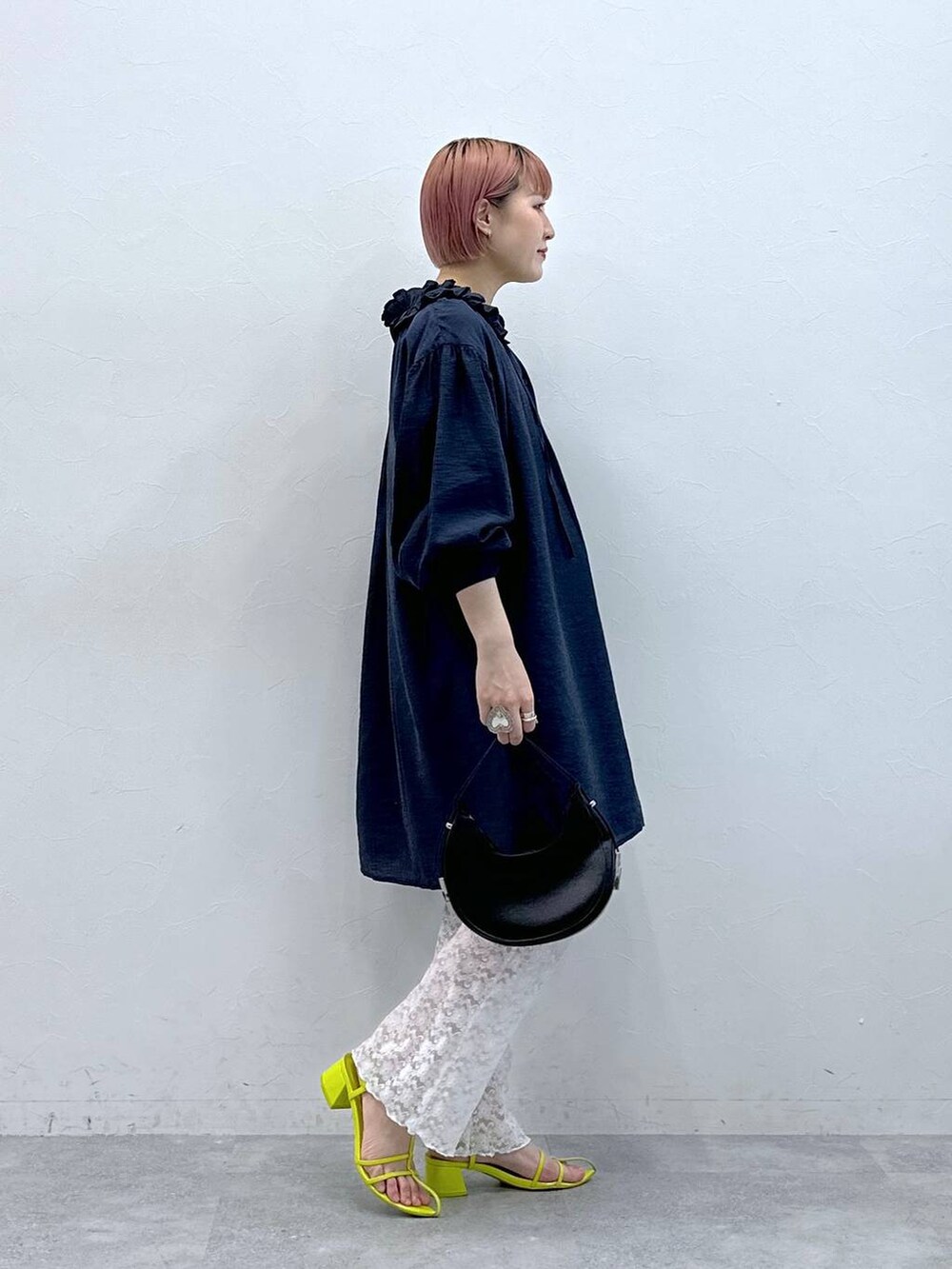 ブルー系のワンピースを着用したレディースの春コーディネートの4枚目の写真