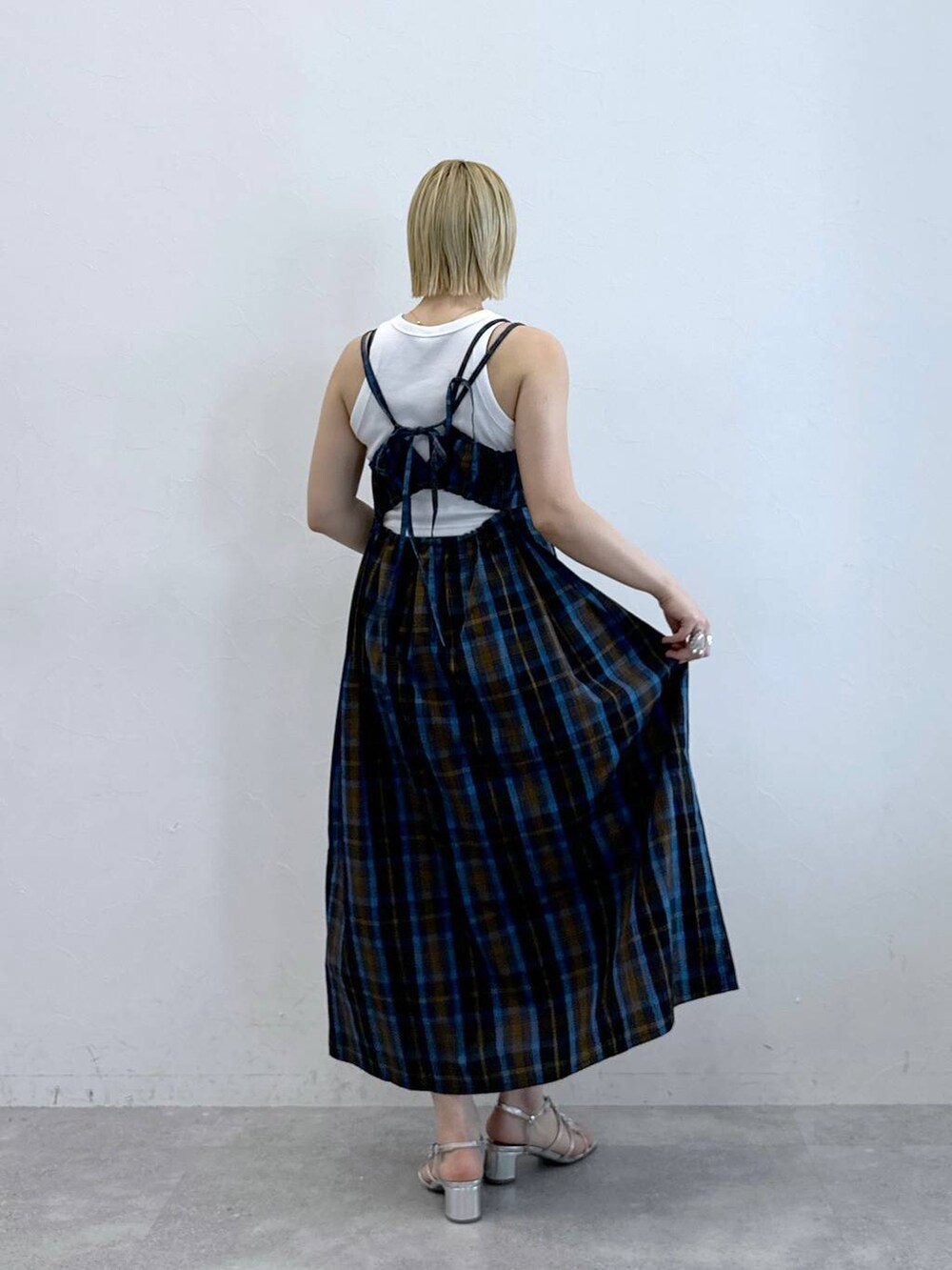 ブルー系のワンピース、シルバー系のサンダルを着用したレディースの夏コーディネートの4枚目の写真