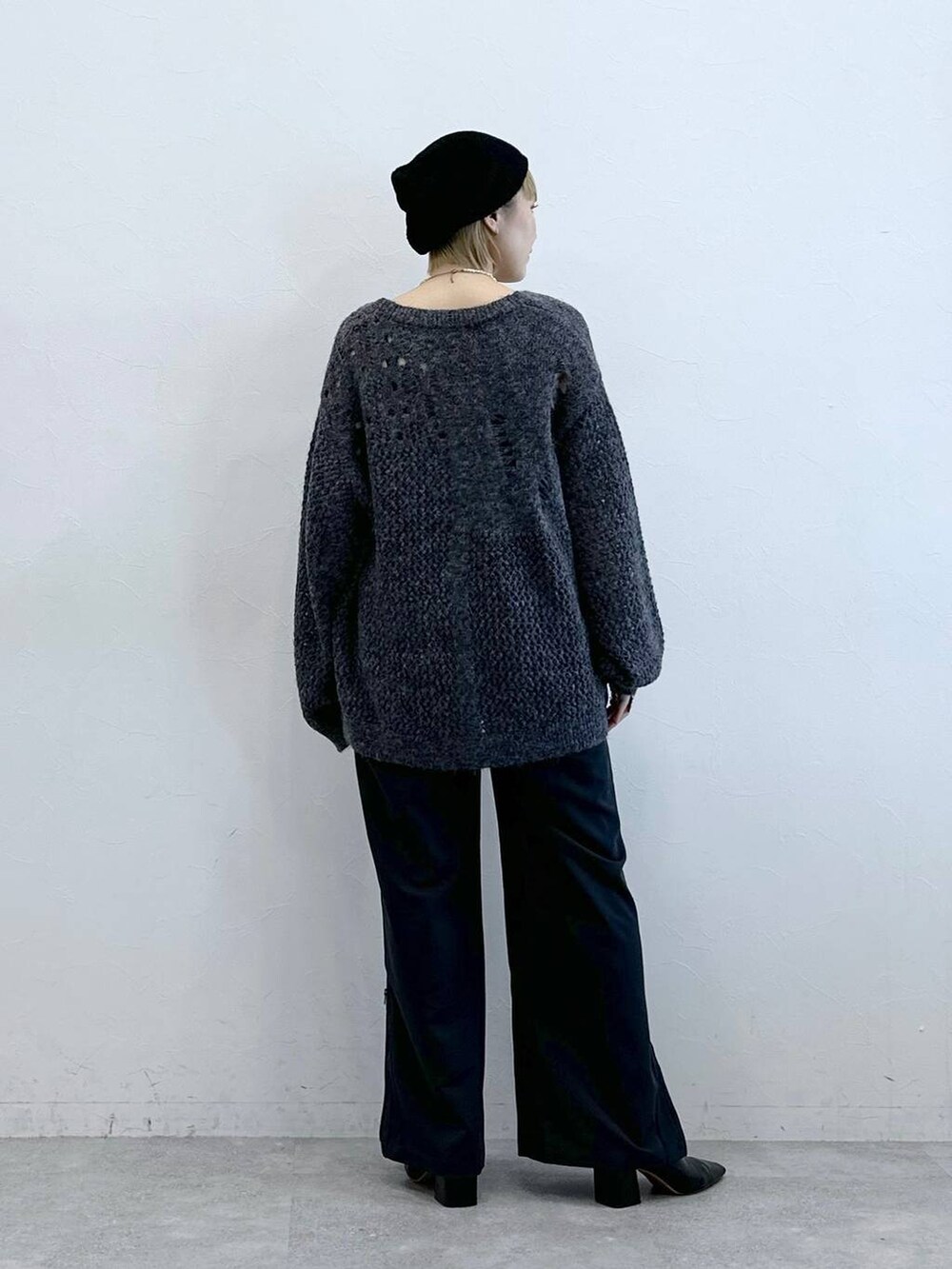グレー系のカーディガン/ボレロ、その他のスラックス、ブラック系のニットキャップ/ビーニーを着用したレディースの秋コーディネートの6枚目の写真