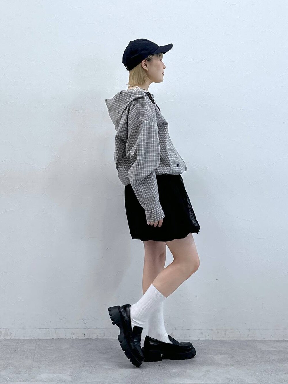 ブラック系のローファー、ブラック系のスカート、グレー系のシャツ/ブラウスを着用したレディースの夏コーディネートの5枚目の写真