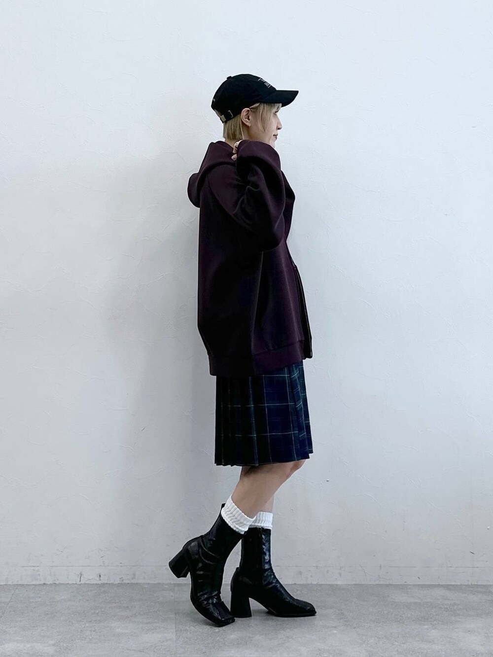 ホワイト系のTシャツ/カットソー、グリーン系のスカート、ブラウン系のパーカーを着用したレディースの秋コーディネートの4枚目の写真