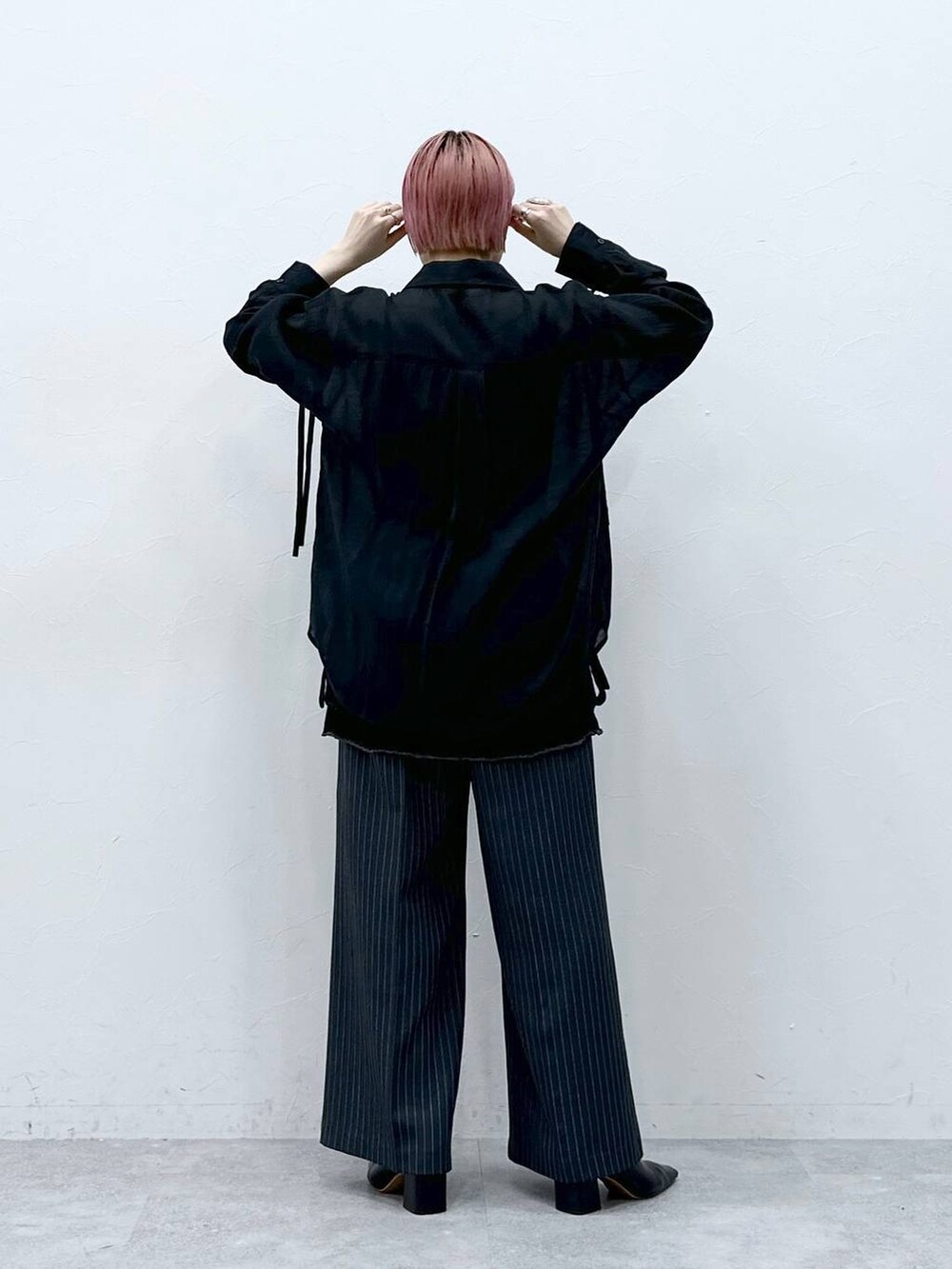 グレー系のスラックス、ブラック系のスカート、ブラック系のシャツ/ブラウスを着用したレディースの春コーディネートの6枚目の写真