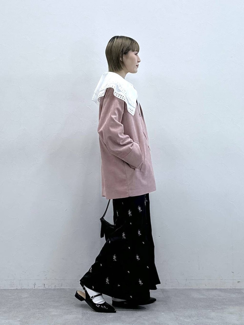 ホワイト系のシャツ/ブラウス、ブラック系のパンプス、ブラック系のショルダーバッグを着用したレディースの冬コーディネートの4枚目の写真