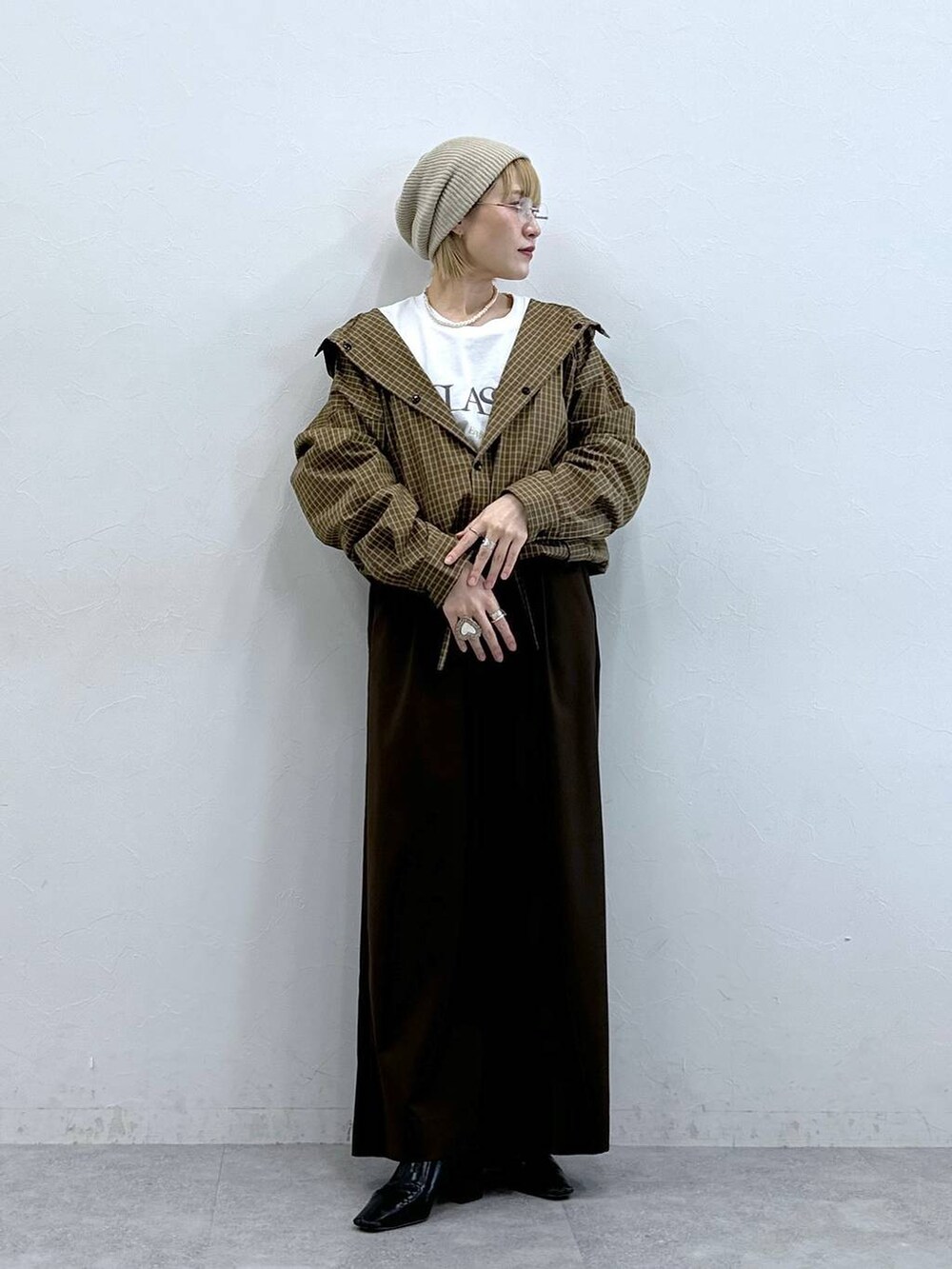 イエロー系のシャツ/ブラウス、ベージュ系のニットキャップ/ビーニーを着用したレディースの夏コーディネートの3枚目の写真