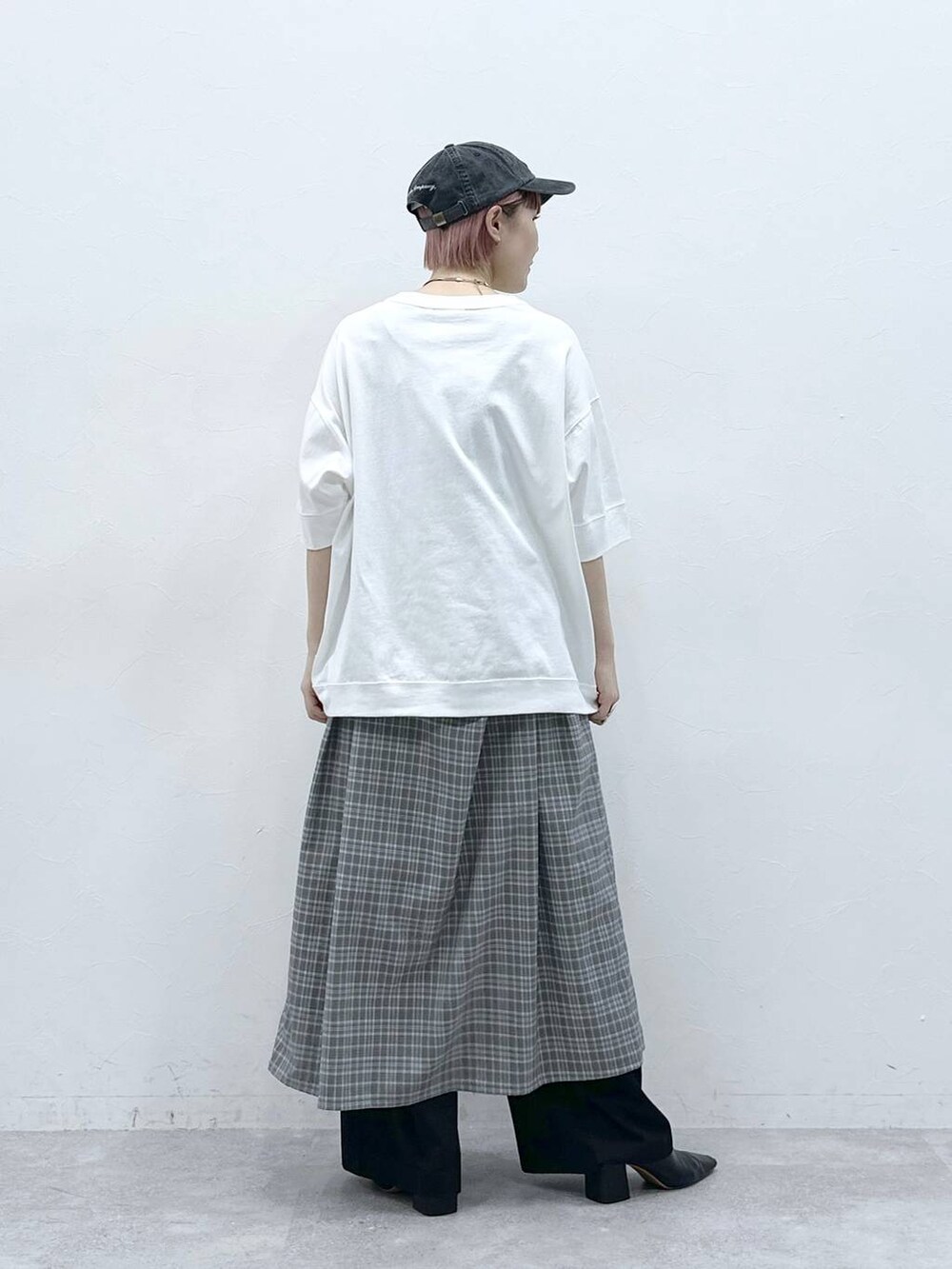 ホワイト系のTシャツ/カットソー、グレー系のワンピース、ブラック系のスラックスを着用したレディースの春コーディネートの7枚目の写真