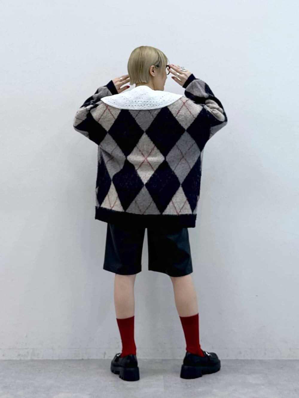 その他のローファー、ブルー系のカーディガン/ボレロ、ブラック系のスラックスを着用したレディースの秋コーディネートの5枚目の写真