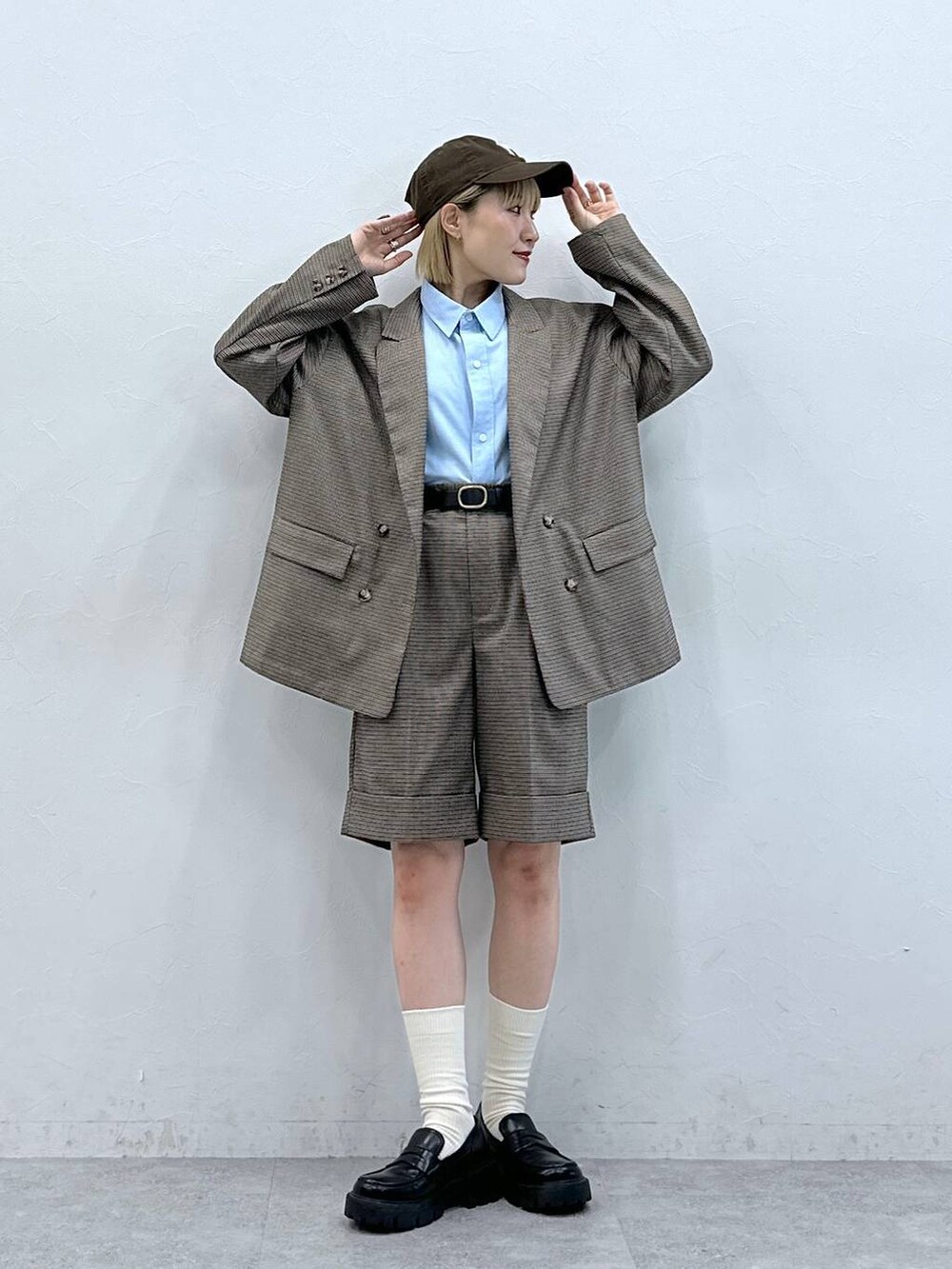 ブラック系のローファー、ブラウン系のスラックス、ブラウン系のテーラードジャケットを着用したレディースの夏コーディネートの2枚目の写真