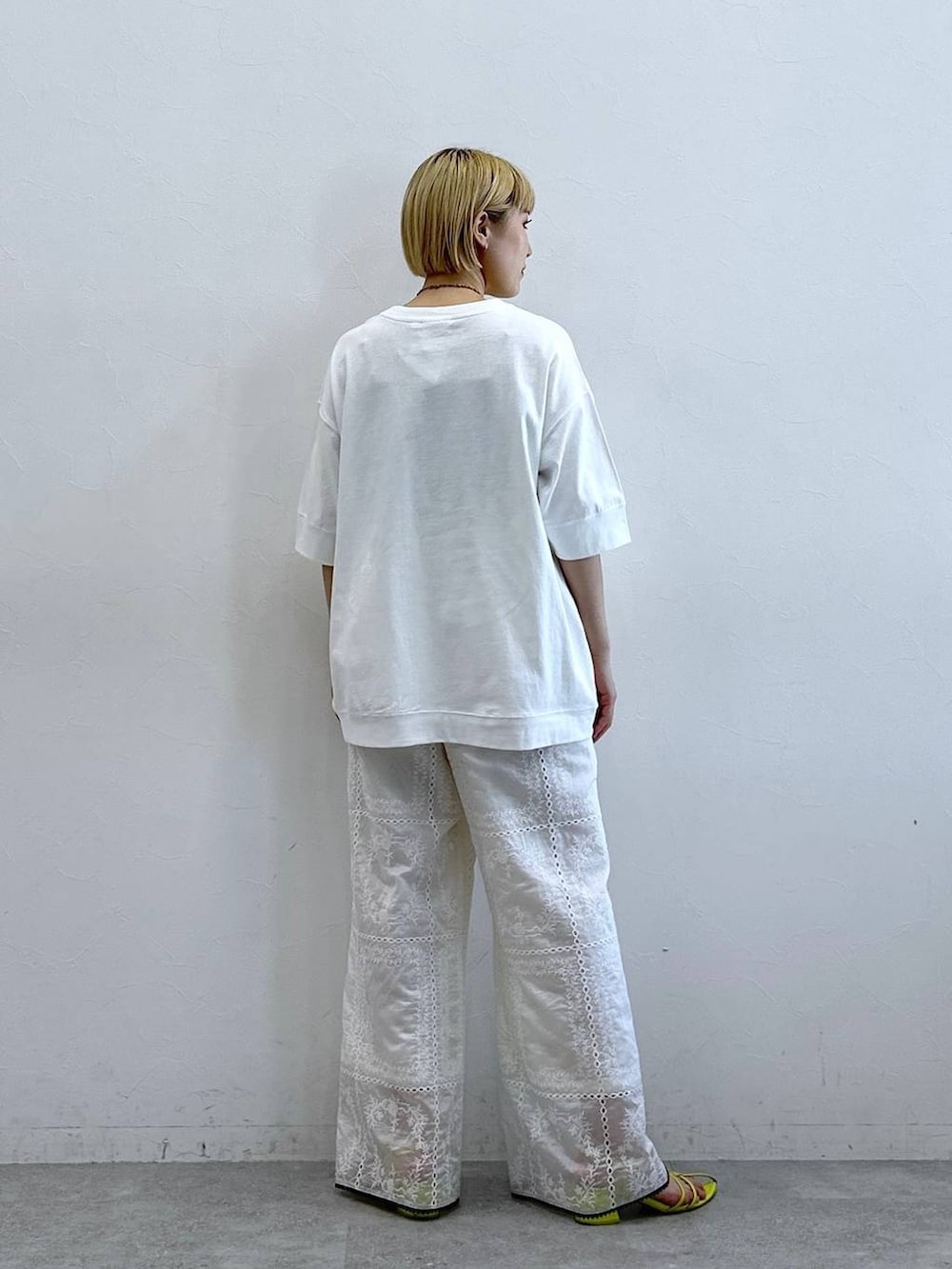 ホワイト系のTシャツ/カットソー、ホワイト系のその他パンツを着用したレディースの春コーディネートの5枚目の写真