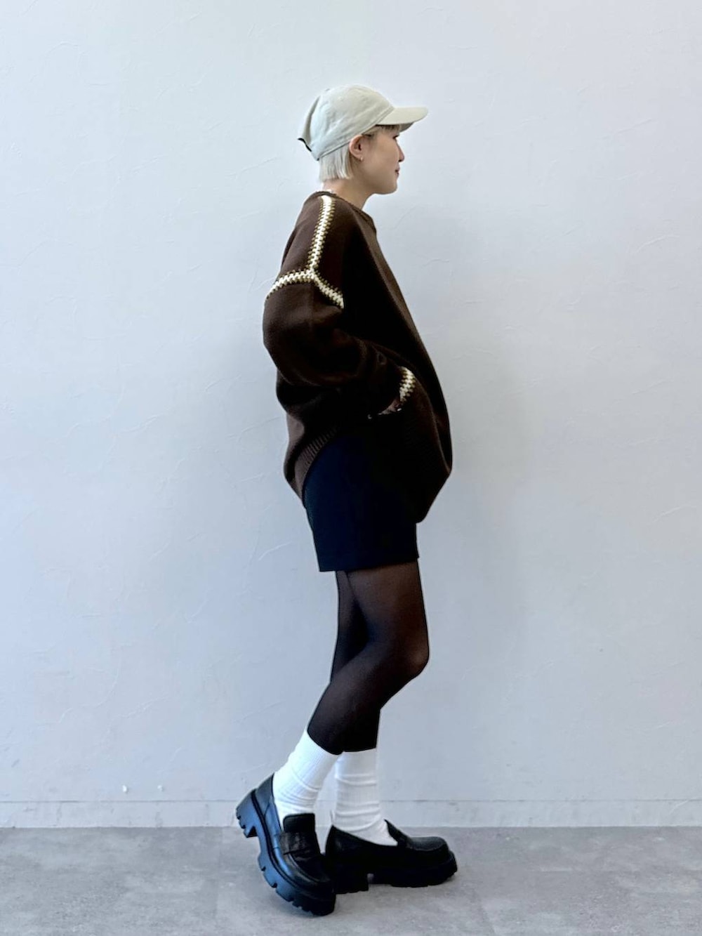 ブラウン系のニット/セーター、ブラック系のその他パンツ、ブラック系のローファーを着用したレディースの冬コーディネートの3枚目の写真