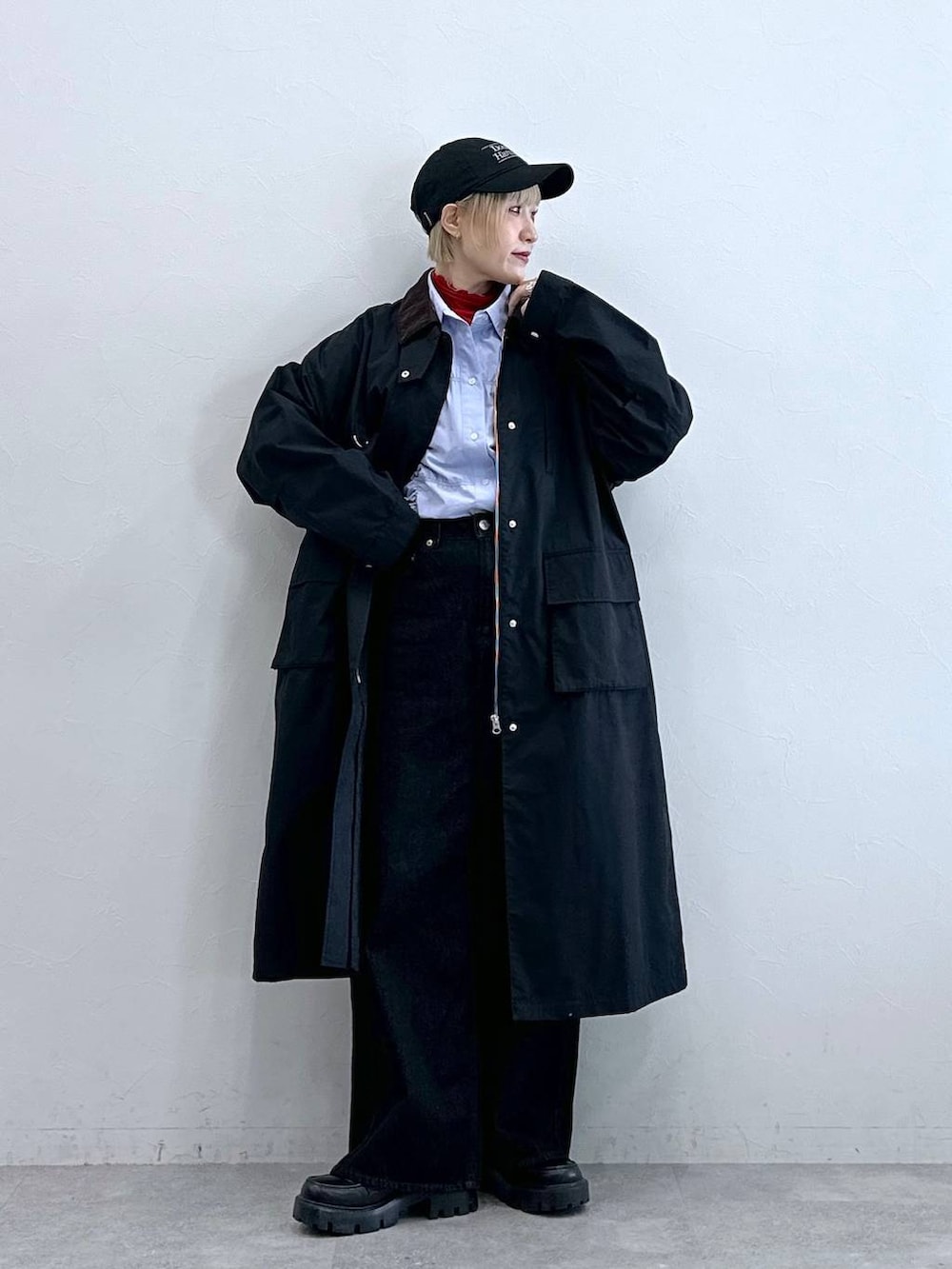 ブラック系のデニムパンツ、ブラック系のローファー、ブラック系のブルゾンを着用したレディースの秋コーディネートの4枚目の写真