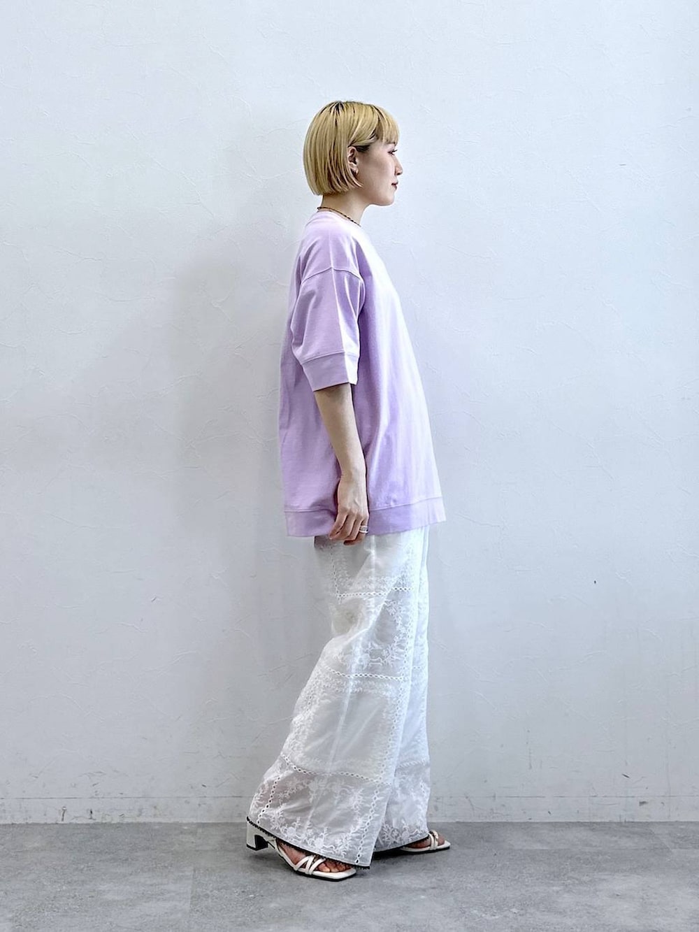 パープル系のTシャツ/カットソー、ホワイト系のその他パンツを着用したレディースの春コーディネートの5枚目の写真