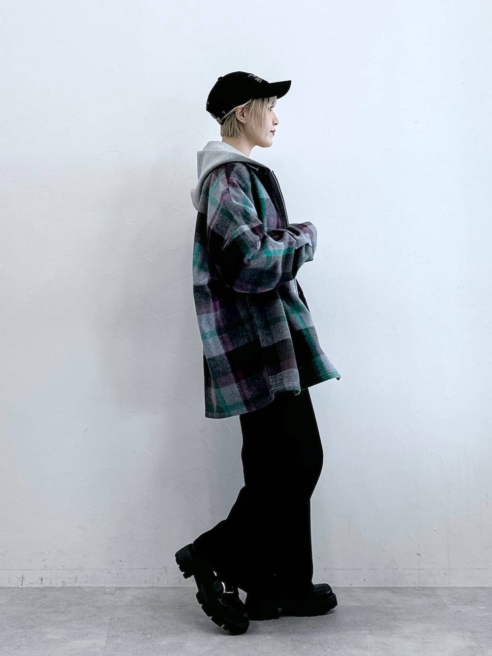 ブラック系のデニムパンツ、ブラック系のローファー、グレー系のシャツ/ブラウスを着用したレディースの秋コーディネートの6枚目の写真