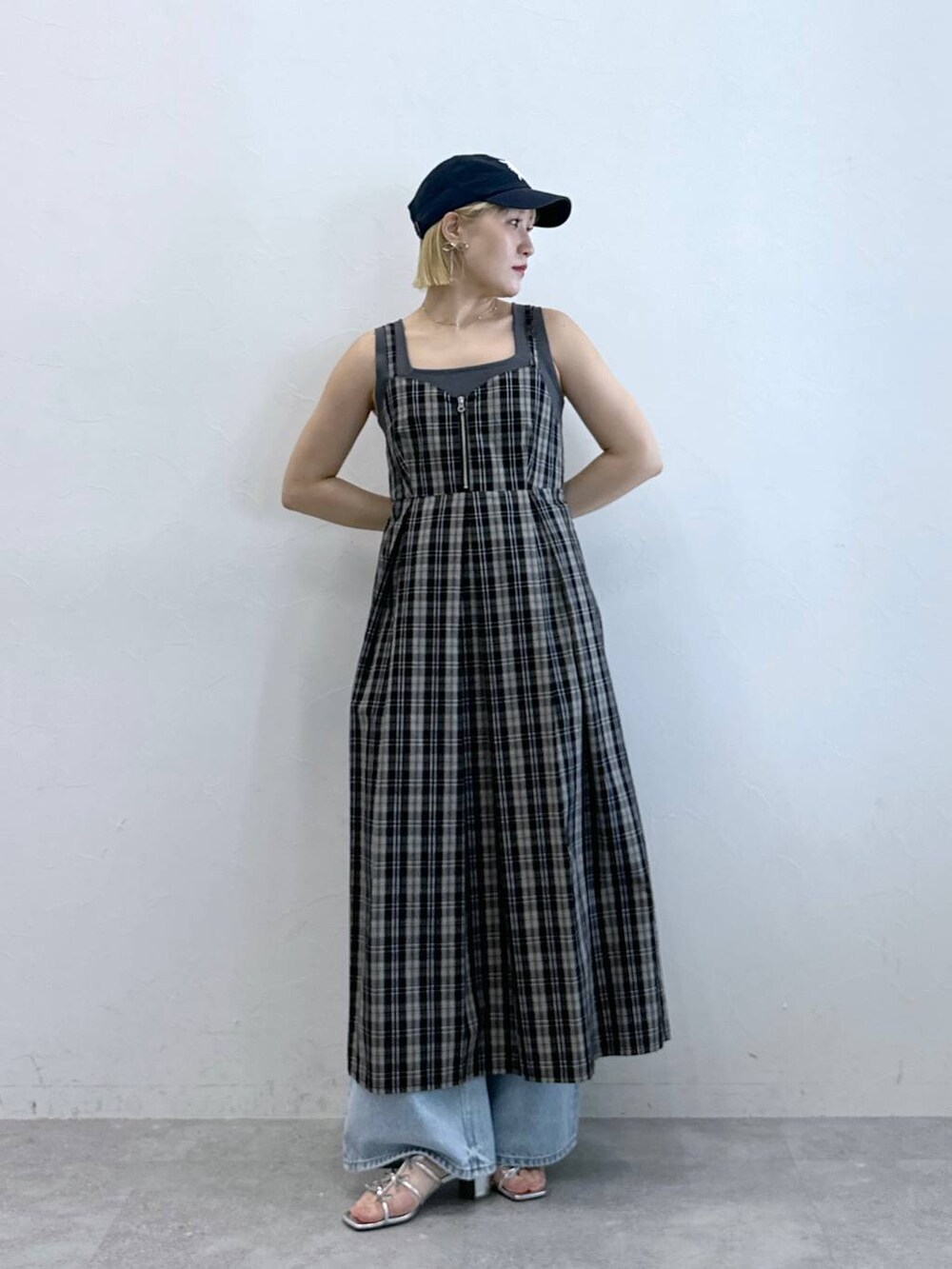 ブラック系のワンピース、シルバー系のサンダル、ブルー系のデニムパンツを着用したレディースの夏コーディネートの3枚目の写真