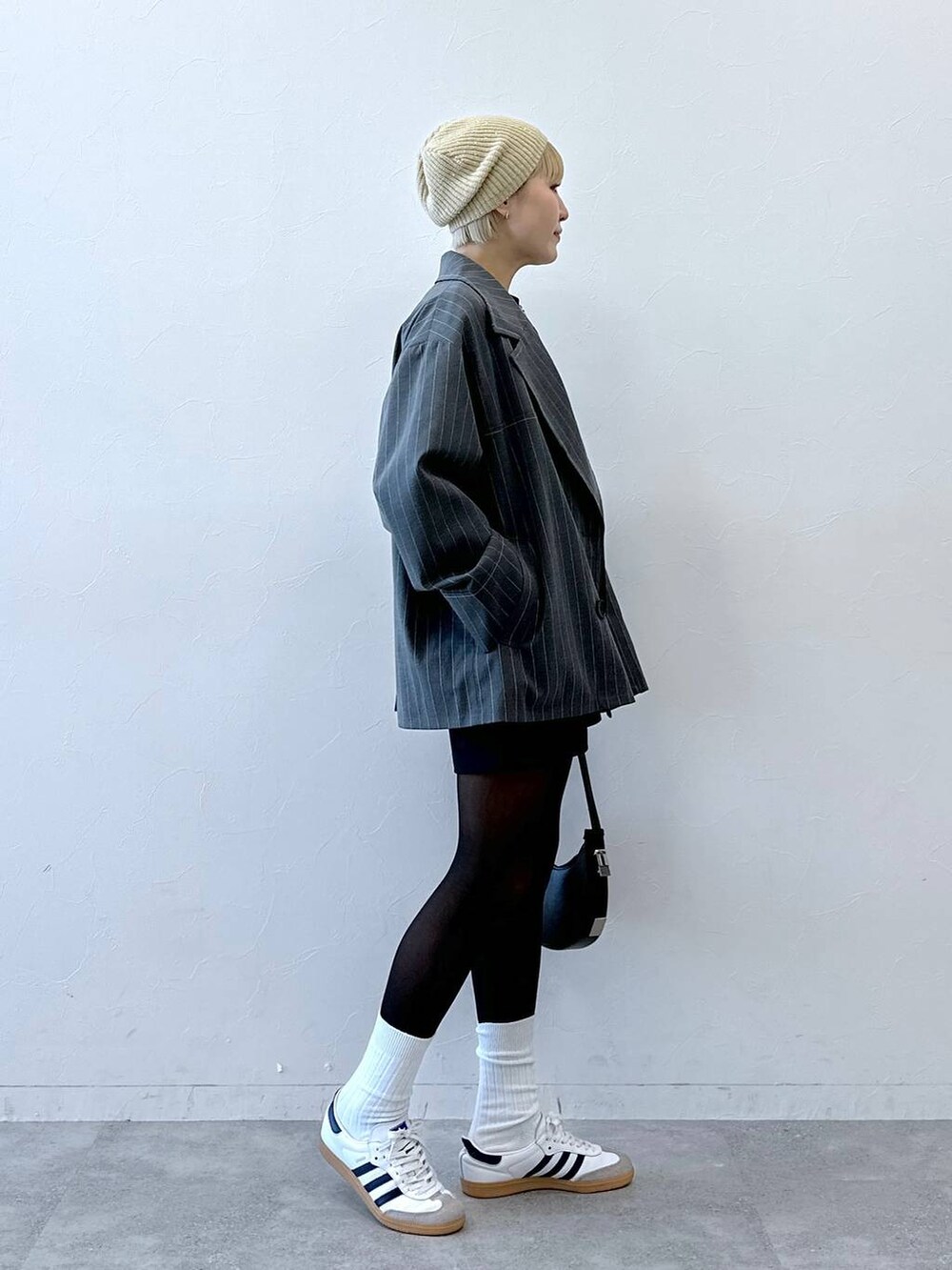 ブラック系のその他パンツ、ブラック系のTシャツ/カットソー、ベージュ系のハンチング/ベレー帽を着用したレディースの冬コーディネートの3枚目の写真