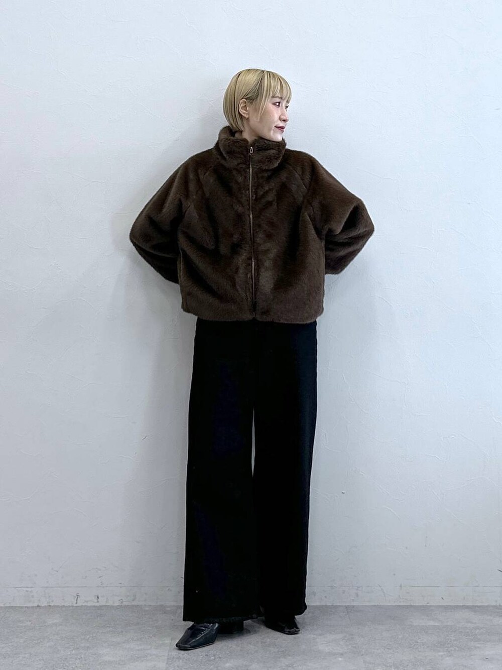 ブラック系のテーラードジャケット、ブラウン系のブルゾンを着用したレディースの秋コーディネートの4枚目の写真