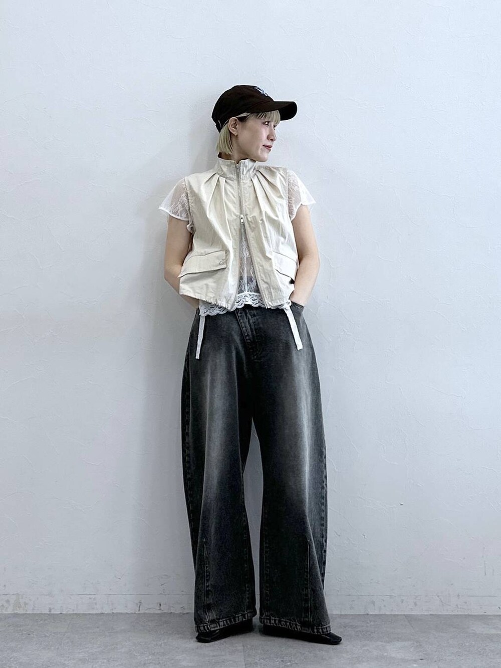 グレー系のデニムパンツ、ホワイト系のTシャツ/カットソー、ホワイト系のベストを着用したレディースの夏コーディネートの3枚目の写真