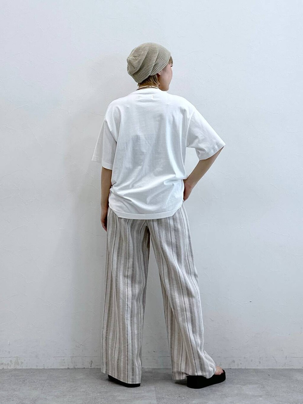 ベージュ系のその他パンツ、ベージュ系のニットキャップ/ビーニーを着用したレディースの夏コーディネートの6枚目の写真