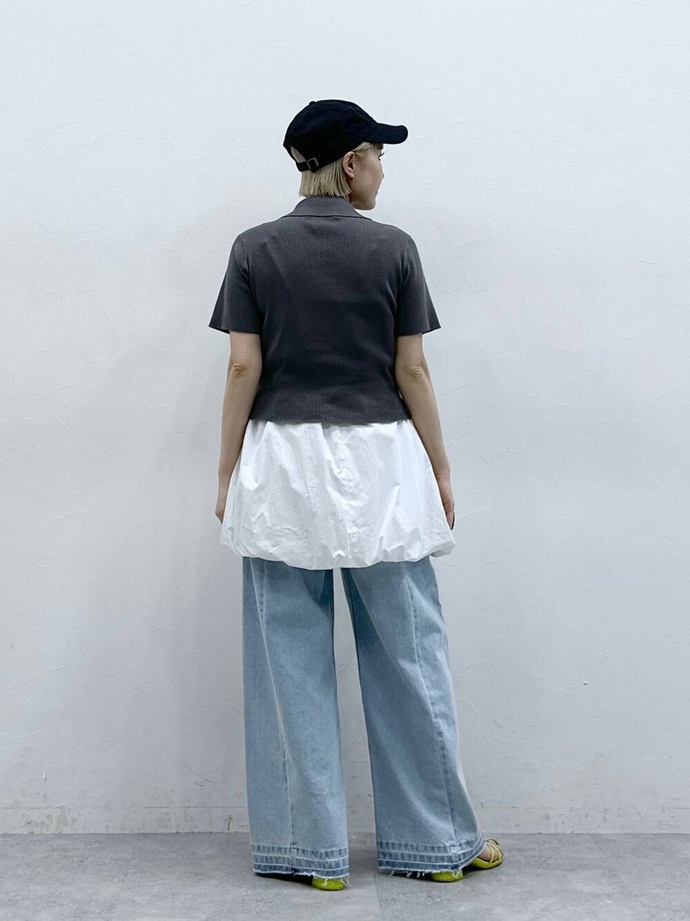 ブルー系のデニムパンツ、グレー系のニット/セーター、ホワイト系のワンピースを着用したレディースの夏コーディネートの6枚目の写真