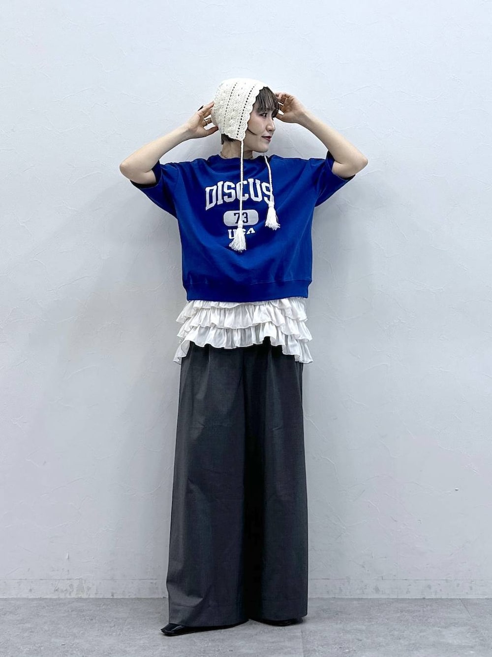 ホワイト系のキャミソール、ブルー系のTシャツ/カットソー、グレー系のスラックスを着用したレディースの春コーディネートの2枚目の写真