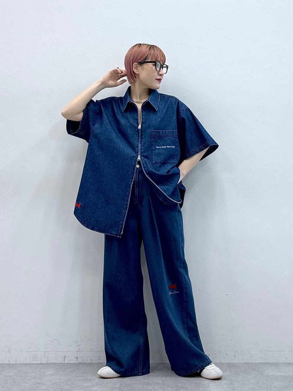 ホワイト系のスニーカー、グレー系のメガネを着用したレディースの春コーディネートの4枚目の写真