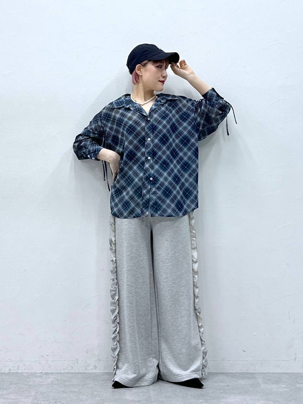グレー系のスウェットパンツ、ブルー系のシャツ/ブラウス、ホワイト系のネックレスを着用したレディースの春コーディネートの2枚目の写真