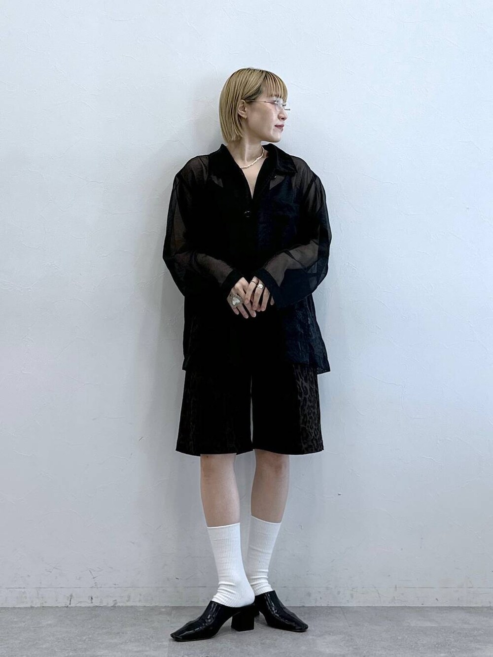 ブラック系のシャツ/ブラウスを着用したレディースの夏コーディネートの2枚目の写真