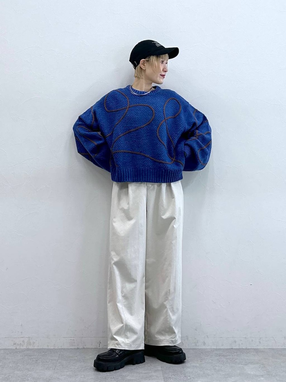 ブラック系のローファー、ホワイト系のTシャツ/カットソー、ホワイト系のチノパンツを着用したレディースの秋コーディネートの3枚目の写真