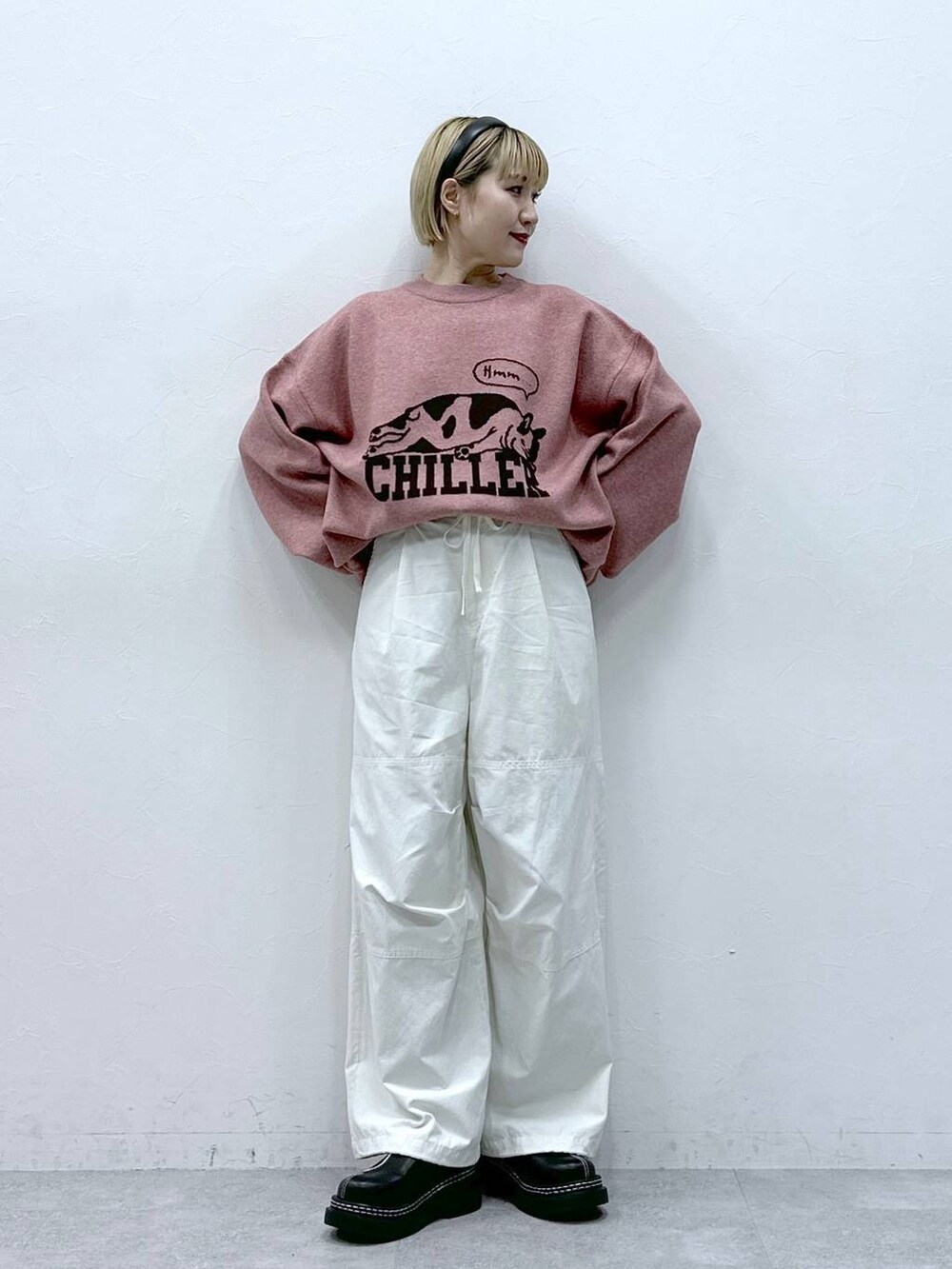 ブラック系のローファー、ホワイト系のカーゴパンツ、ピンク系のニット/セーターを着用したレディースの冬コーディネートの3枚目の写真