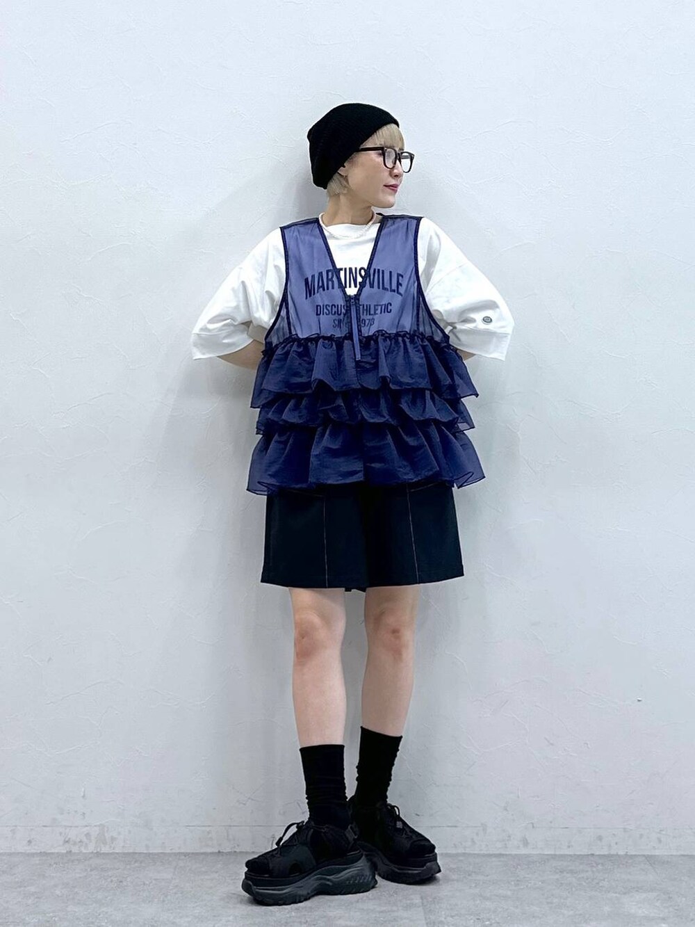 ホワイト系のTシャツ/カットソー、ブルー系のスラックス、ブラック系のサンダルを着用したレディースの夏コーディネートの3枚目の写真