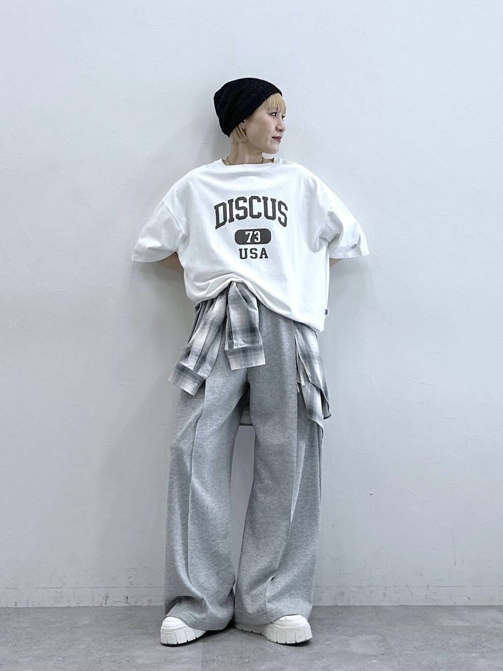 ホワイト系のTシャツ/カットソー、ブルー系のシャツ/ブラウス、グレー系のスウェットパンツを着用したレディースの春コーディネートの3枚目の写真