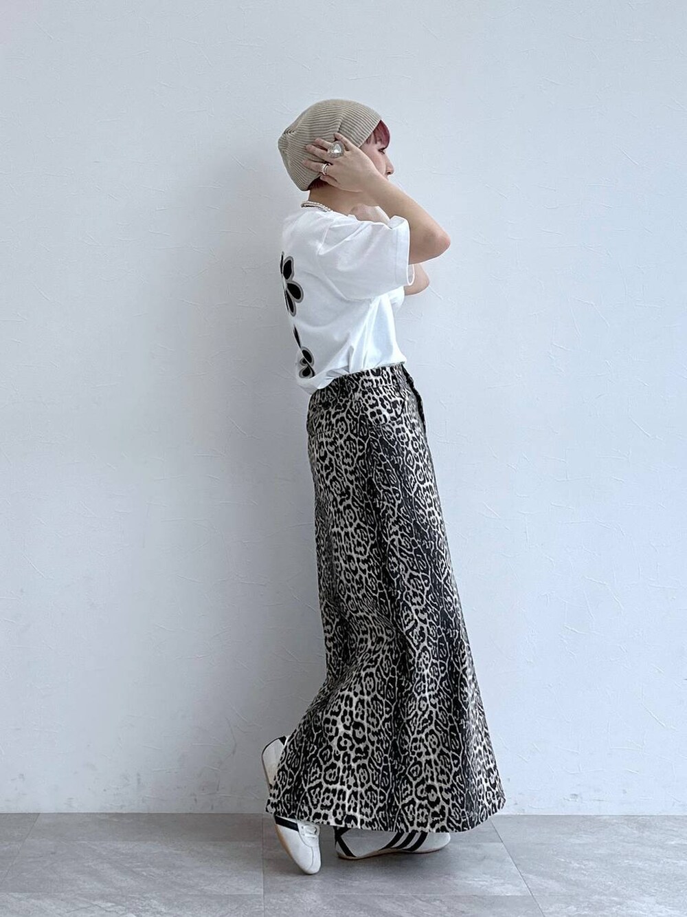 ホワイト系のスニーカー、その他のスカート、ホワイト系のTシャツ/カットソーを着用したレディースの春コーディネートの3枚目の写真