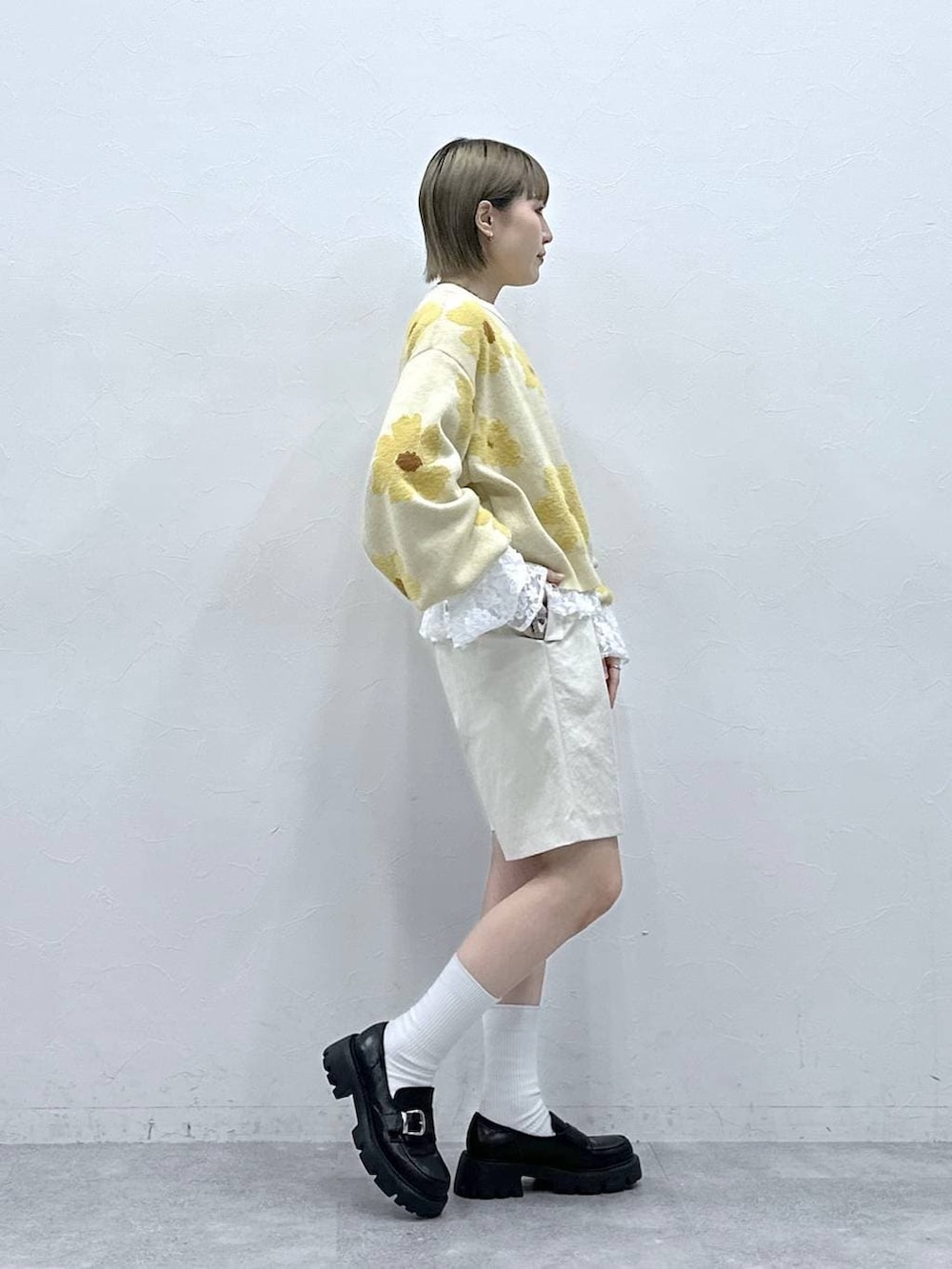 その他のローファー、ベージュ系のニット/セーター、ホワイト系のスラックスを着用したレディースの冬コーディネートの5枚目の写真