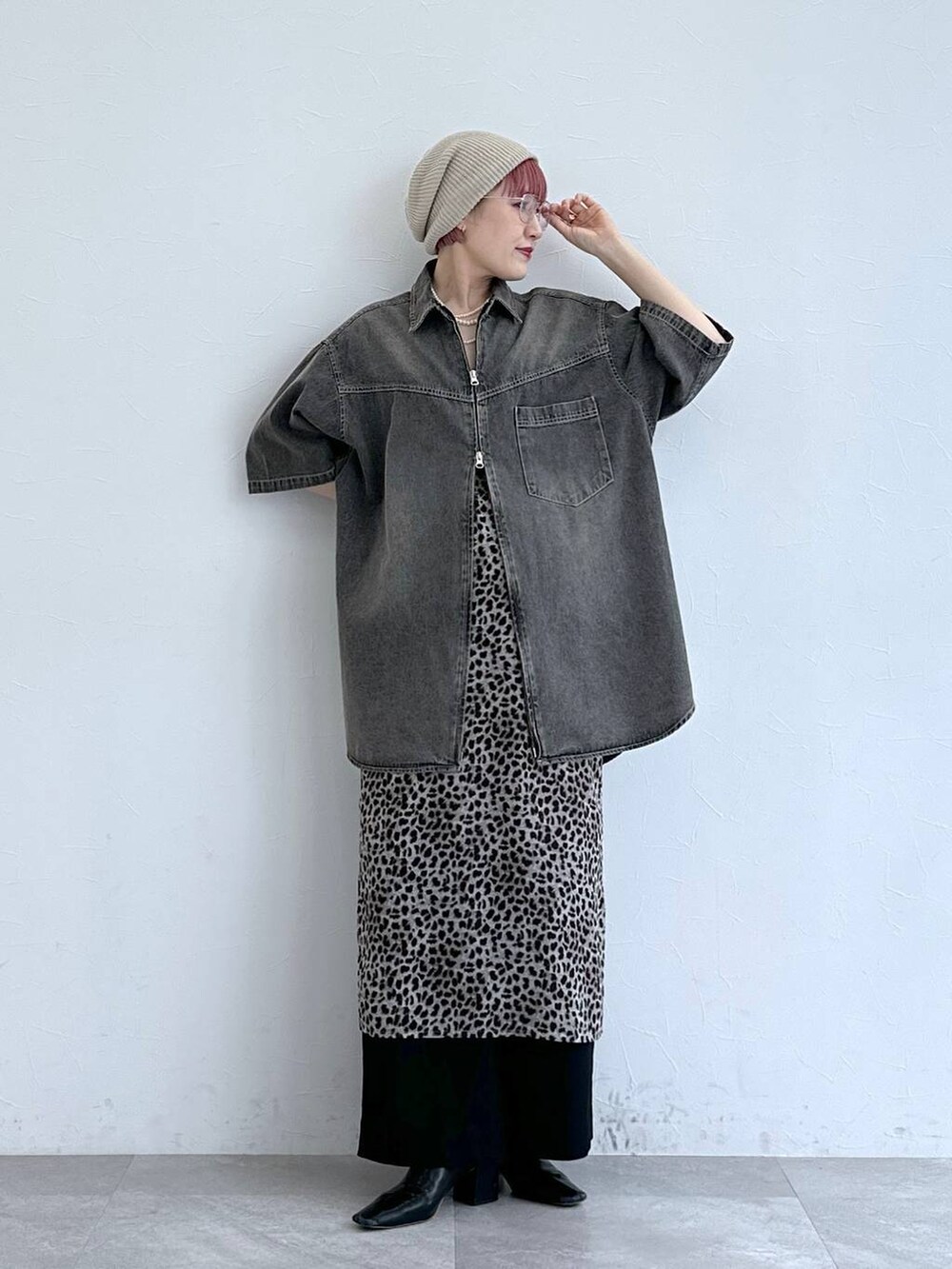 ブラック系のスラックス、ベージュ系のスカート、ブラウン系のシャツ/ブラウスを着用したレディースの春コーディネートの4枚目の写真