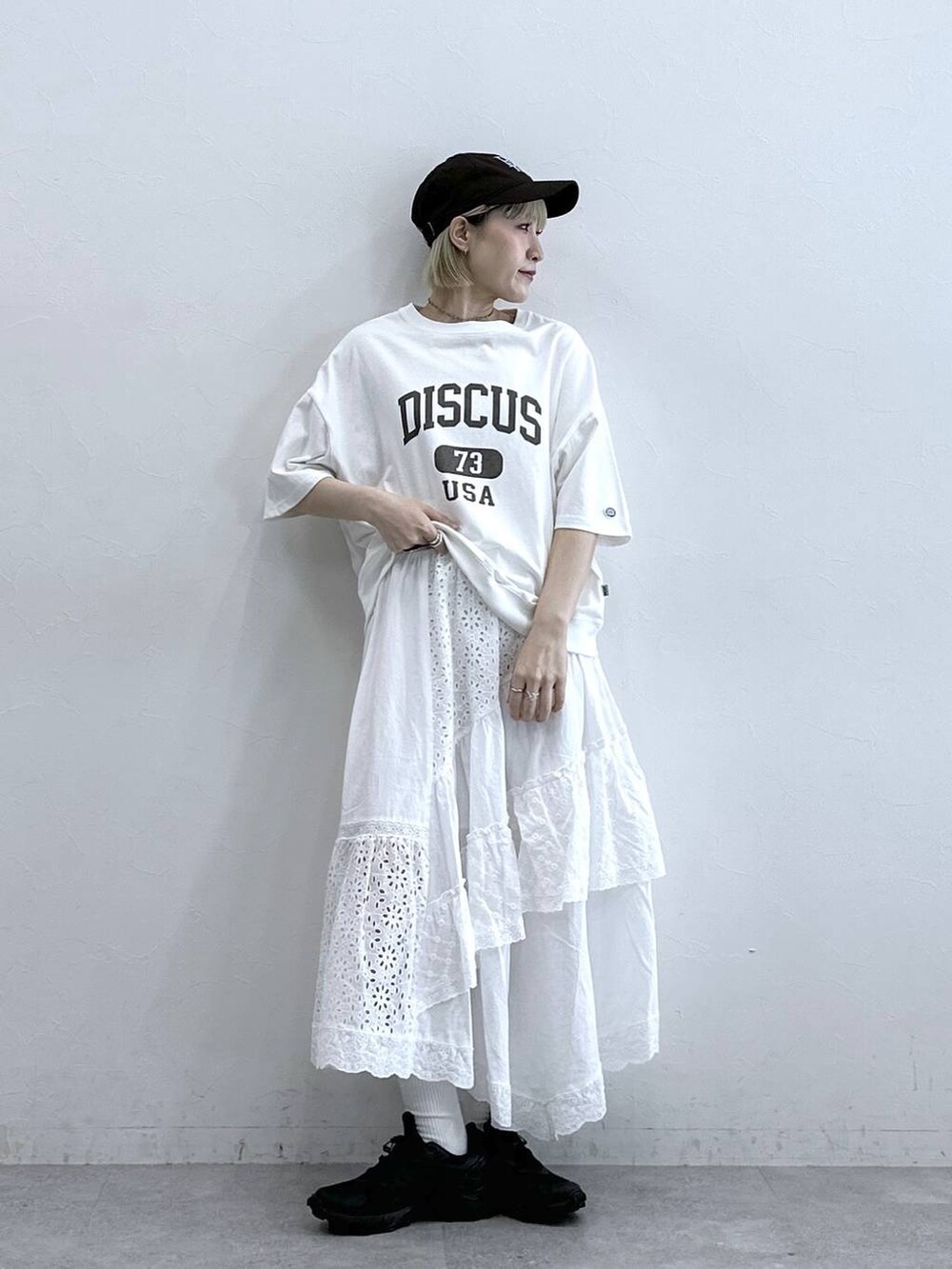 ホワイト系のスカート、ホワイト系のTシャツ/カットソーを着用したレディースの夏コーディネートの2枚目の写真