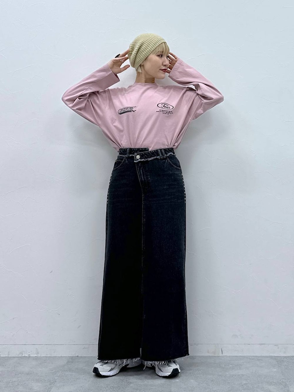 ピンク系のTシャツ/カットソー、ベージュ系のハンチング/ベレー帽を着用したレディースの冬コーディネートの2枚目の写真