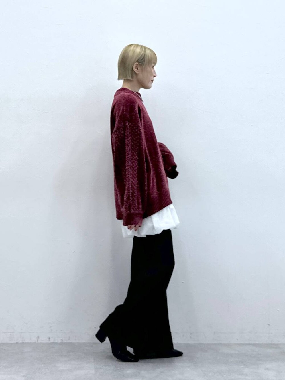 レッド系のTシャツ/カットソー、ホワイト系のスカート、ブラウン系のスラックスを着用したレディースの秋コーディネートの5枚目の写真