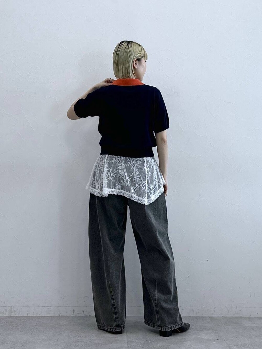 グレー系のデニムパンツ、ブルー系のポロシャツ、ホワイト系のTシャツ/カットソーを着用したレディースの夏コーディネートの5枚目の写真