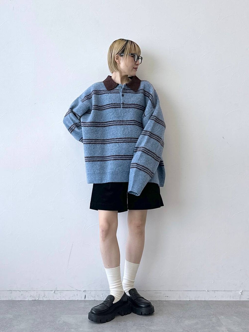 ブラック系のローファー、ブラック系のその他パンツ、ブルー系のポロシャツを着用したレディースの秋コーディネートの3枚目の写真