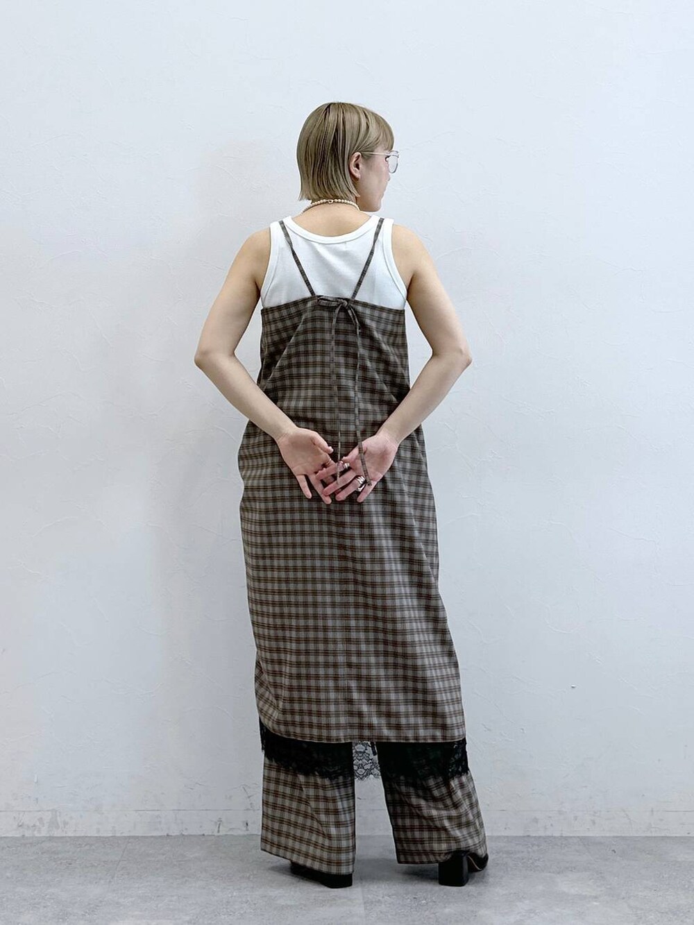 ホワイト系のタンクトップ、グレー系のワンピース、グレー系のスラックスを着用したレディースの夏コーディネートの6枚目の写真