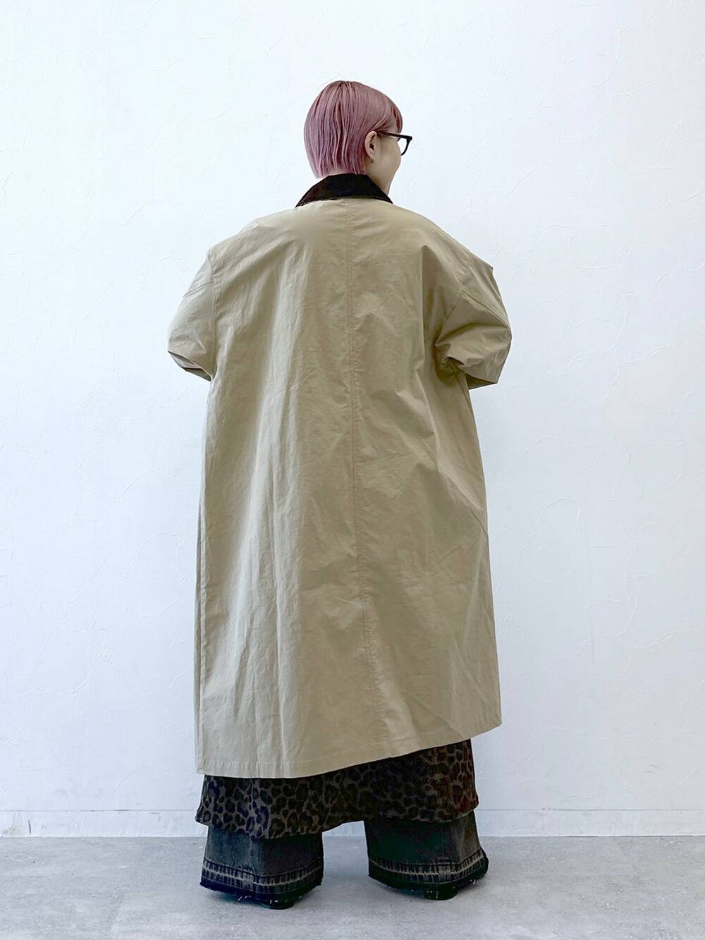 ベージュ系のステンカラーコート、ブラウン系のワンピースを着用したレディースの冬コーディネートの4枚目の写真