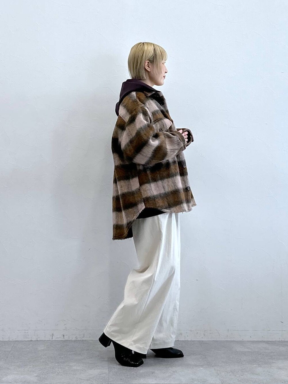 ホワイト系のTシャツ/カットソー、ホワイト系のチノパンツ、ピンク系のブルゾンを着用したレディースの秋コーディネートの5枚目の写真