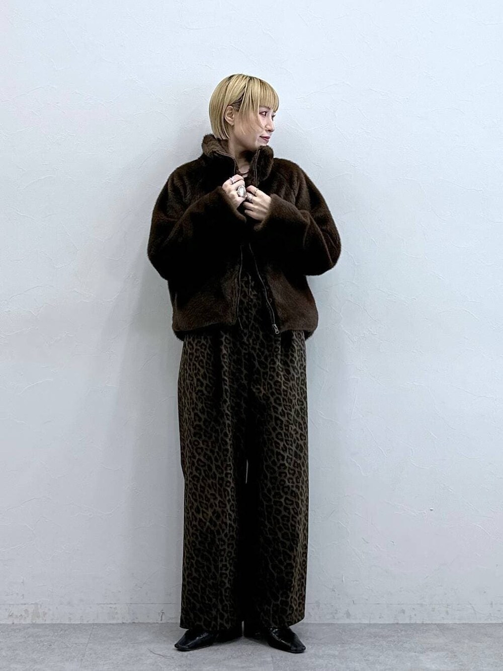 その他のチノパンツ、ブラウン系のブルゾンを着用したレディースの冬コーディネートの3枚目の写真