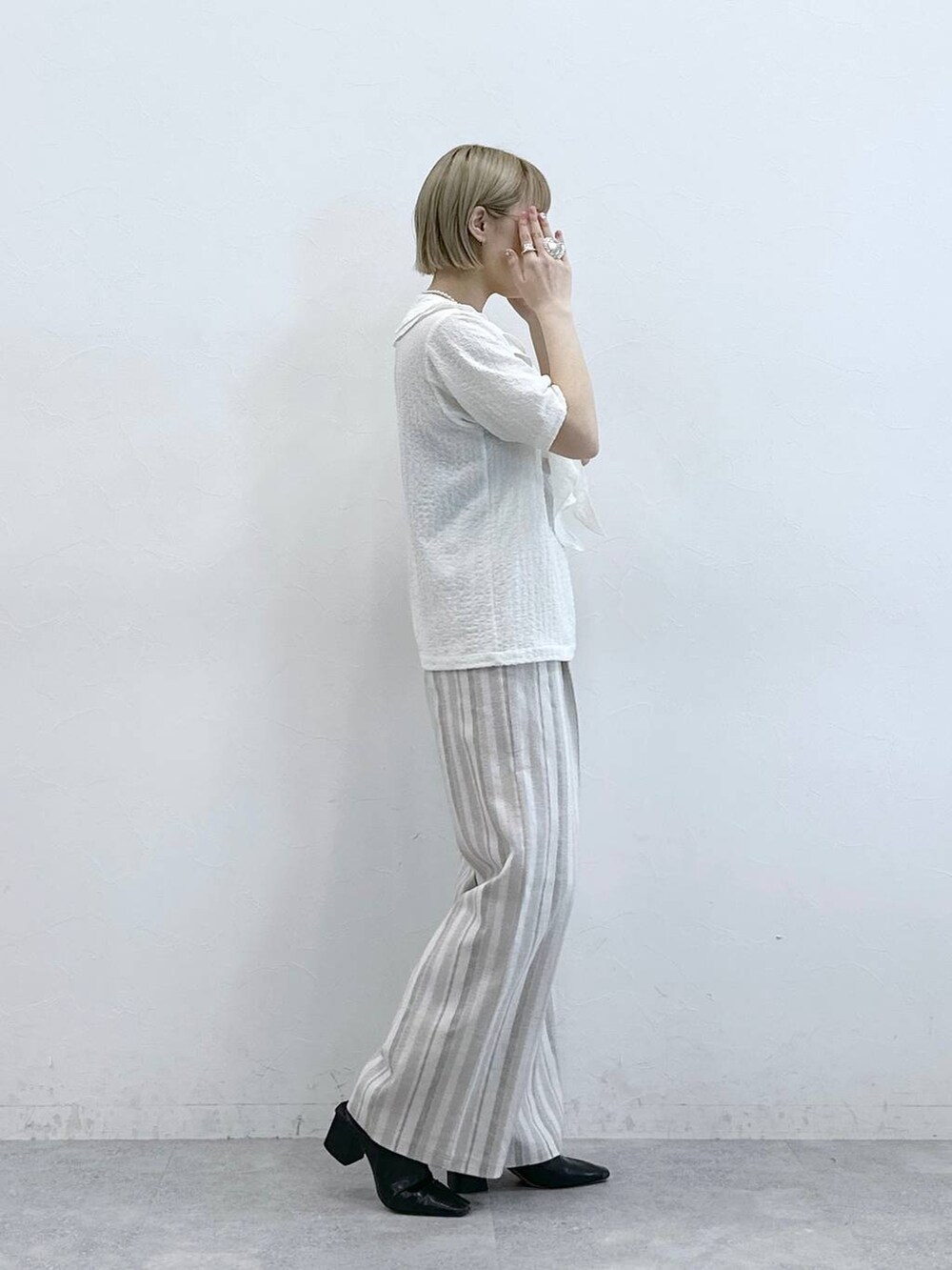 ホワイト系のシャツ/ブラウス、ベージュ系のその他パンツを着用したレディースの夏コーディネートの7枚目の写真