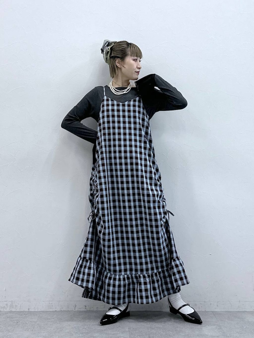 ブラック系のパンプス、ブラウン系のワンピース、グレー系のTシャツ/カットソーを着用したレディースの冬コーディネートの3枚目の写真